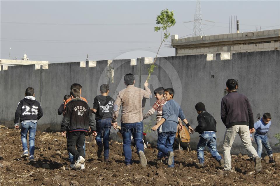 Humus'ta çocuklar "umut dikiyor"
