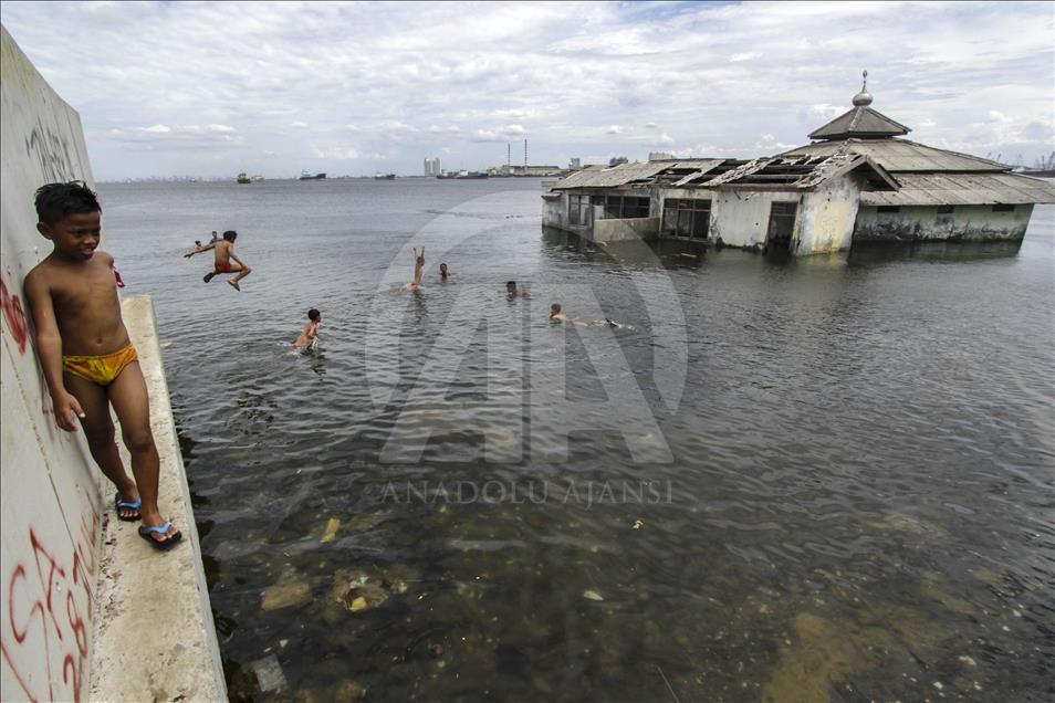 Sea level rises in Jakarta due to Supermoon