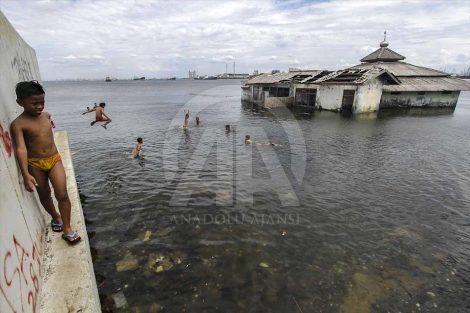Sube el nivel del mar en Yakarta debido a la Súper Luna 