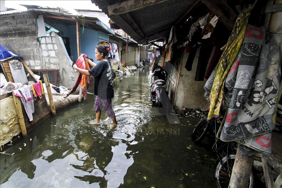 Sea level rises in Jakarta due to Supermoon