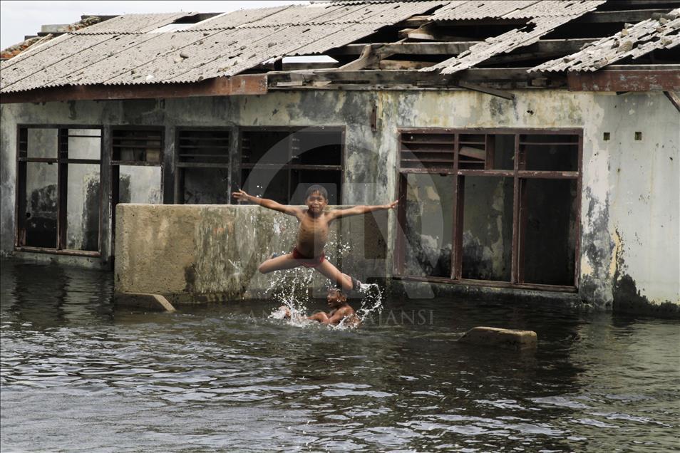 Sea level rises in Jakarta due to Supermoon