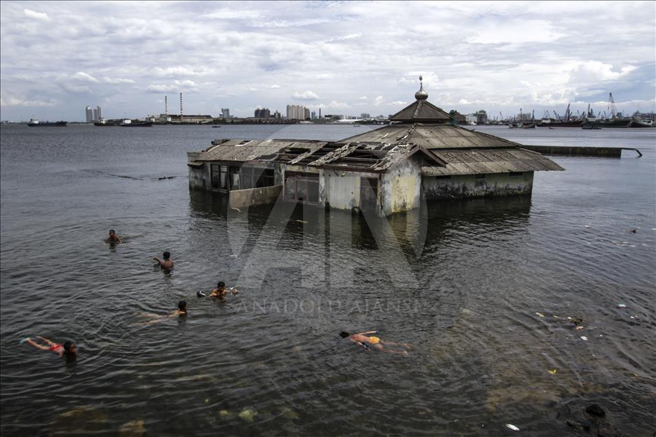 Sea level rises in Jakarta due to Supermoon