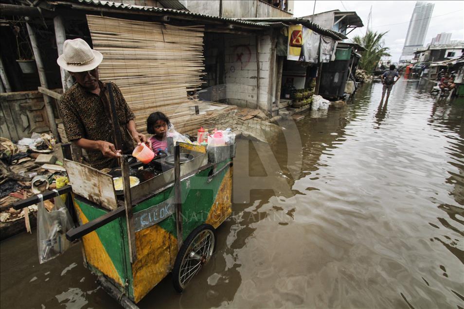 Sea level rises in Jakarta due to Supermoon