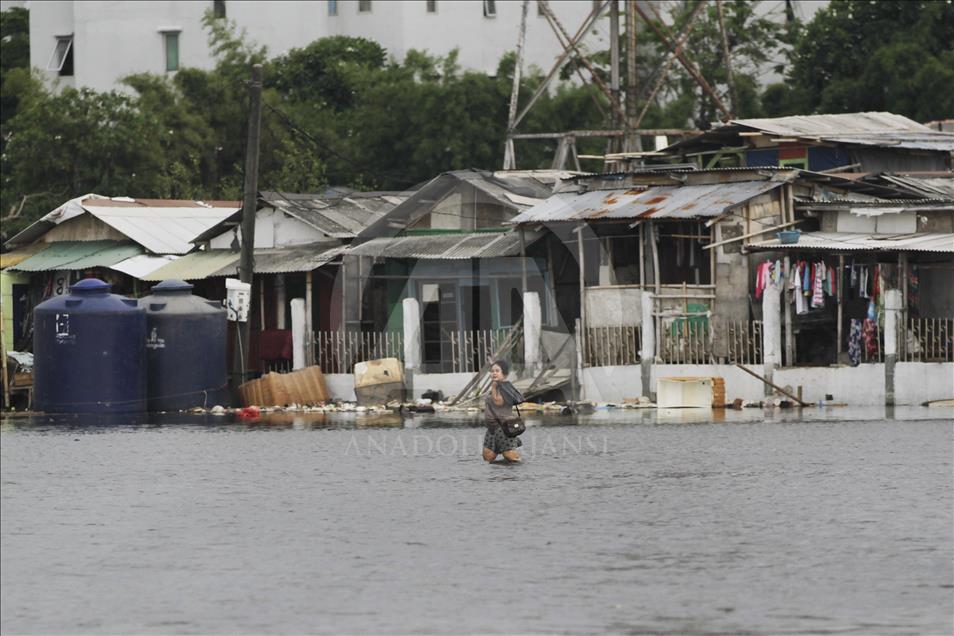Sea level rises in Jakarta due to Supermoon