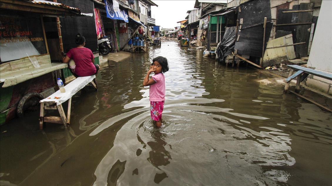 Sea level rises in Jakarta due to Supermoon