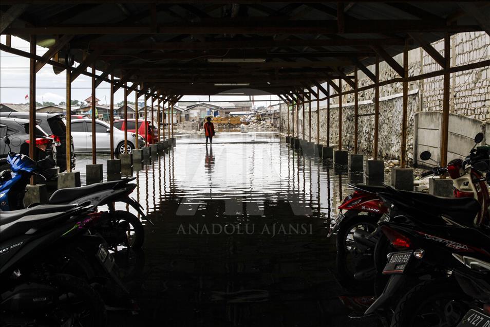 Sea level rises in Jakarta due to Supermoon