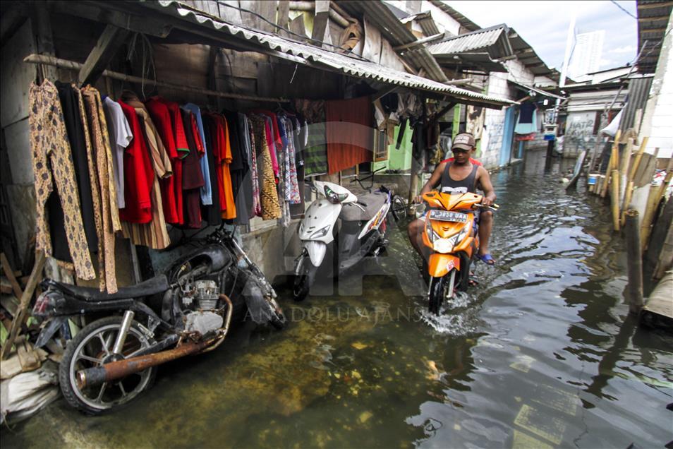 Sea level rises in Jakarta due to Supermoon