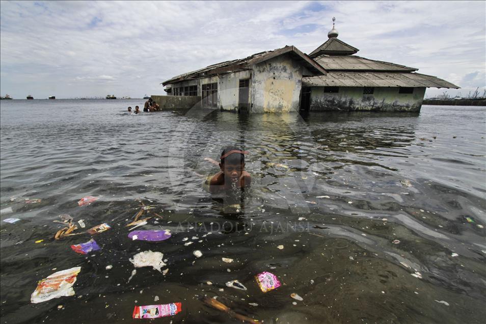 Sea level rises in Jakarta due to Supermoon
