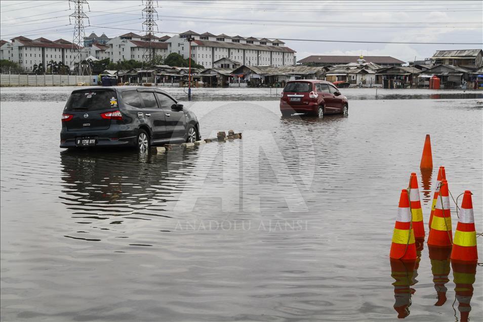 Sea level rises in Jakarta due to Supermoon
