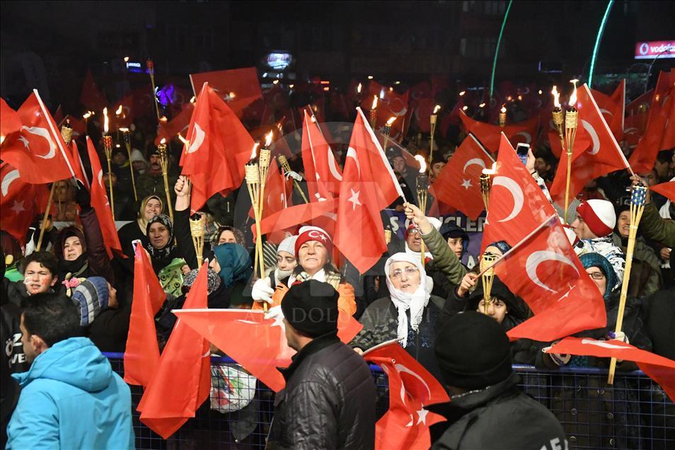 Sarıkamış şehitleri anısına binlerce kişi meşaleli yürüyüş yaptı