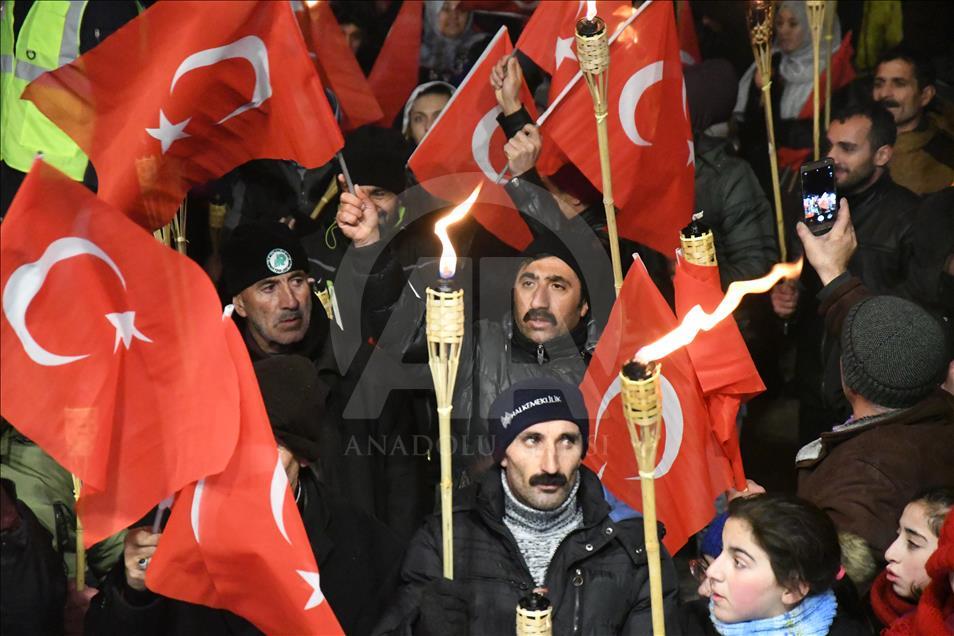 Sarıkamış şehitleri anısına binlerce kişi meşaleli yürüyüş yaptı