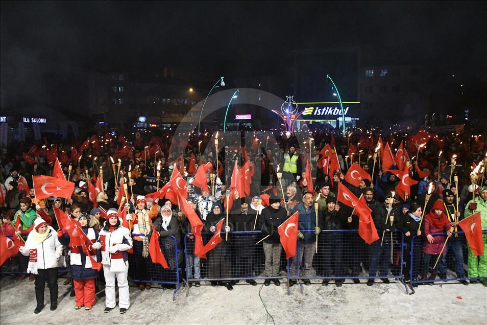Sarıkamış şehitleri anısına binlerce kişi meşaleli yürüyüş yaptı