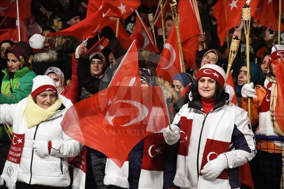 Sarıkamış şehitleri anısına binlerce kişi meşaleli yürüyüş yaptı
