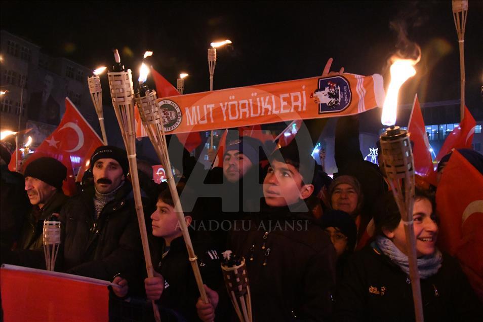 Sarıkamış şehitleri anısına binlerce kişi meşaleli yürüyüş yaptı