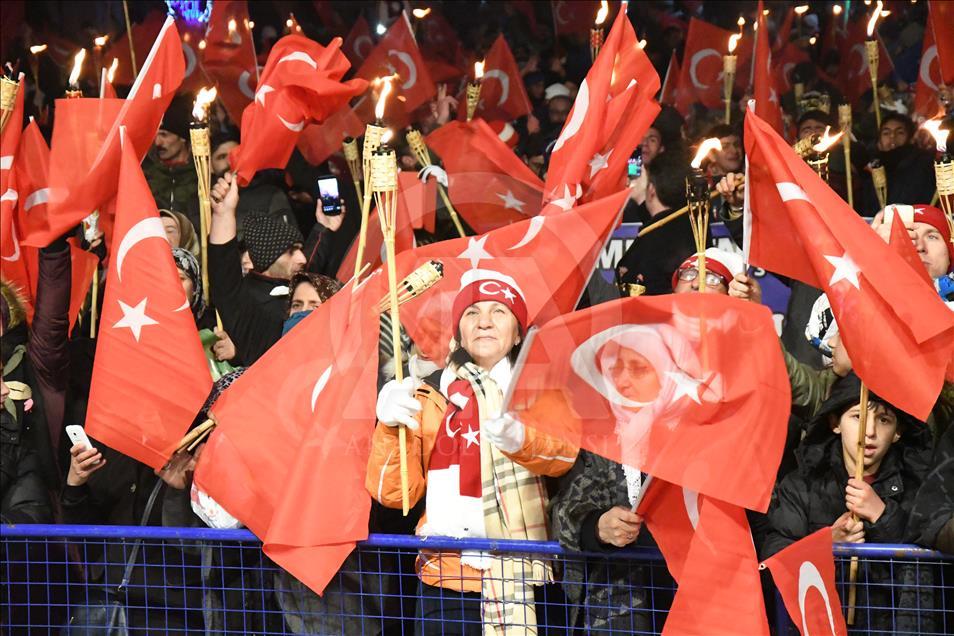 Sarıkamış şehitleri anısına binlerce kişi meşaleli yürüyüş yaptı