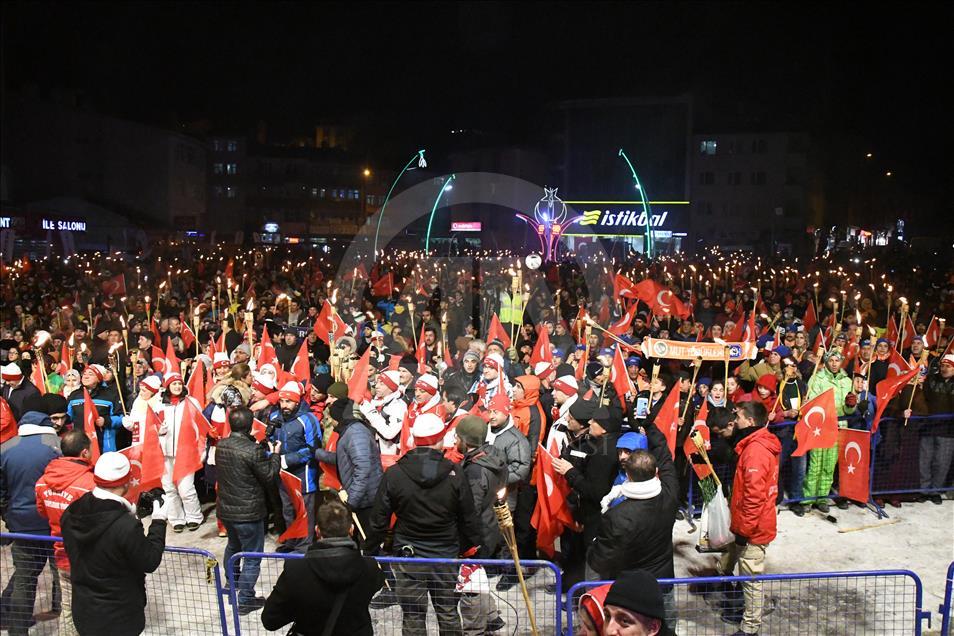 Sarıkamış şehitleri anısına binlerce kişi meşaleli yürüyüş yaptı