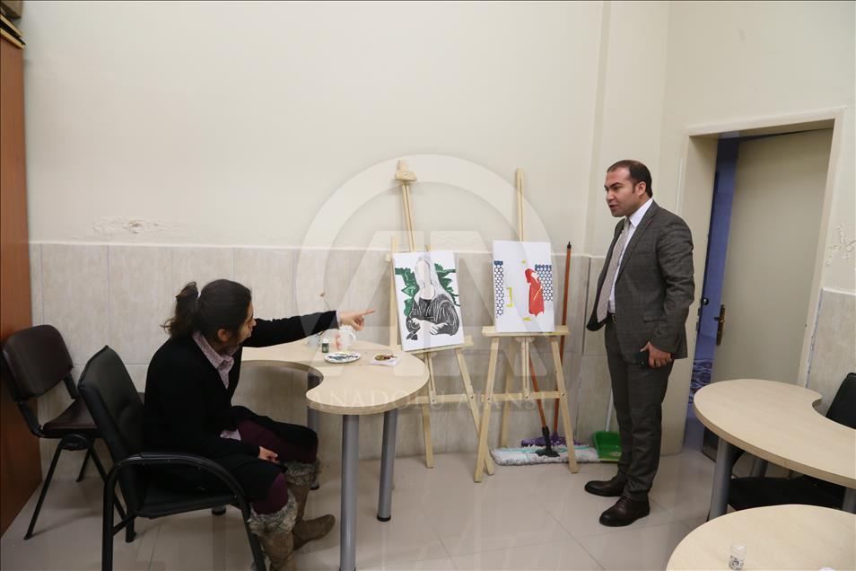 Engelleri "engelsiz yaşam merkezi"nde sanatla aşıyorlar