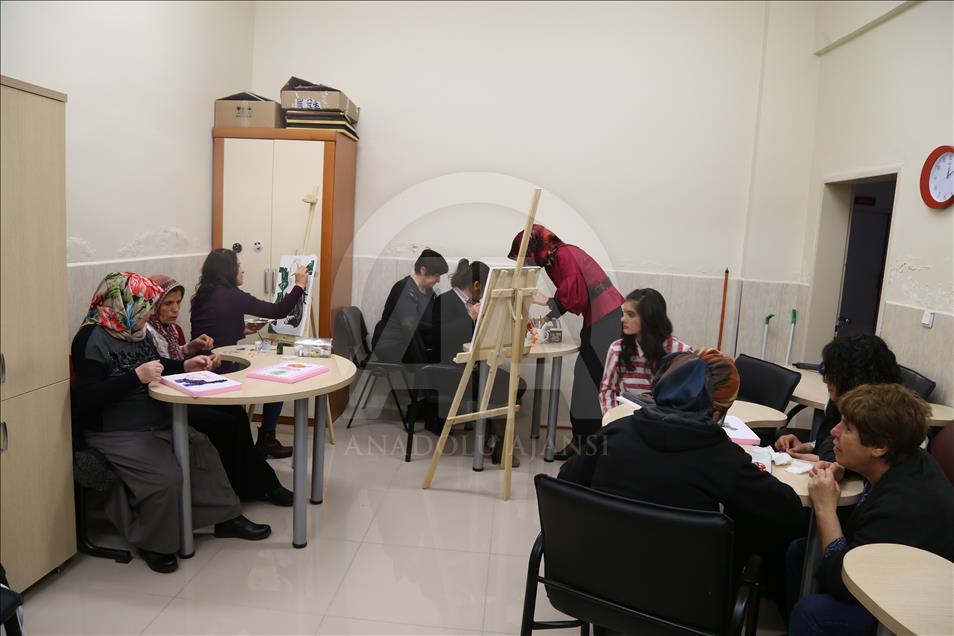Engelleri "engelsiz yaşam merkezi"nde sanatla aşıyorlar
