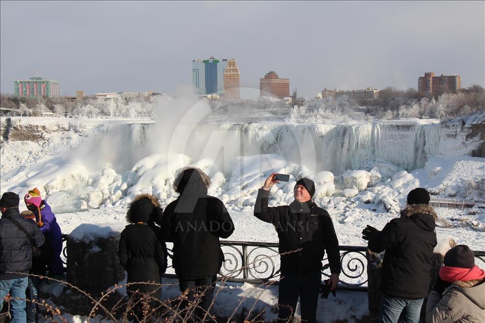 Niagara Şelaleleri buz akıyor