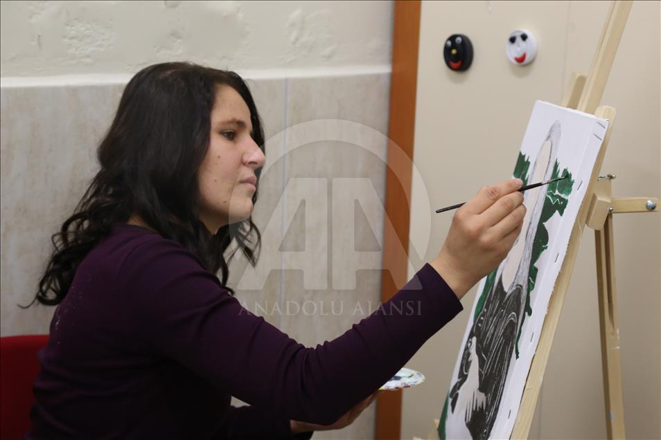 Engelleri "engelsiz yaşam merkezi"nde sanatla aşıyorlar