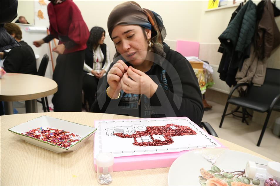 Engelleri "engelsiz yaşam merkezi"nde sanatla aşıyorlar