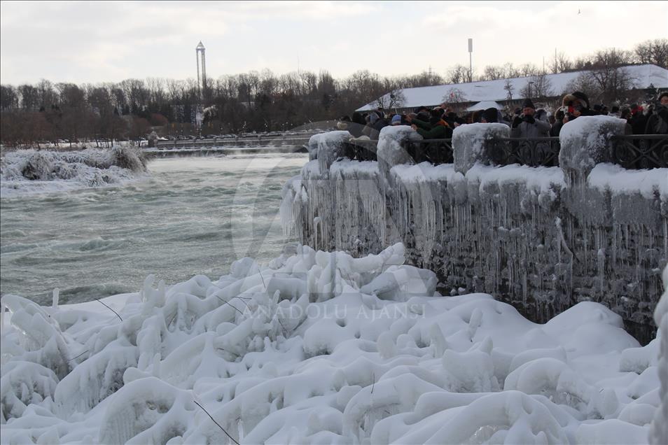 Niagara Şelaleleri buz akıyor