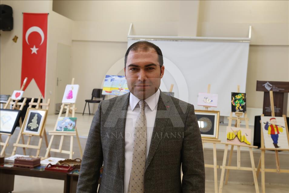 Engelleri "engelsiz yaşam merkezi"nde sanatla aşıyorlar