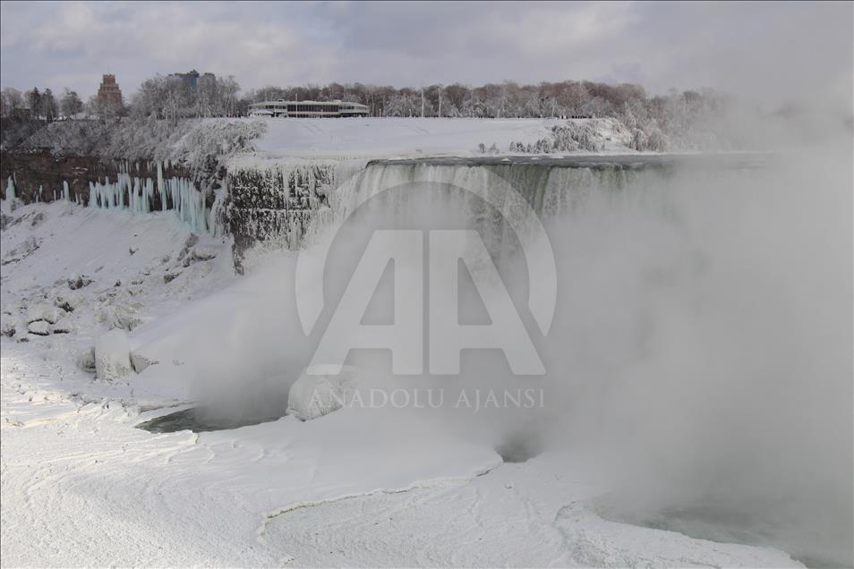 Niagara Şelaleleri buz akıyor