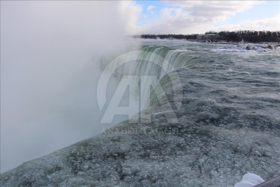 Niagara Şelalesi buzla kaplandı