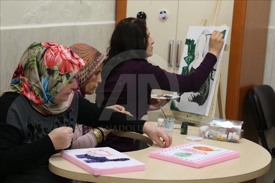 Engelleri "engelsiz yaşam merkezi"nde sanatla aşıyorlar