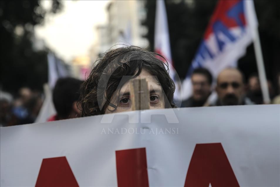 Unionists storm Labor Ministry in Greece