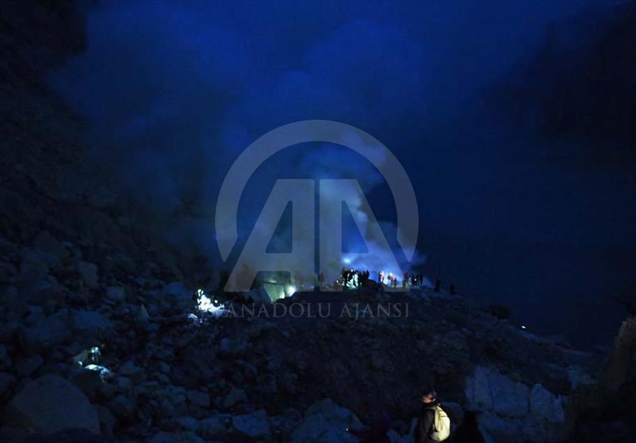 Turistas visitan el volcán Ijen en el amanecer para ver la lava azul en Indonesia