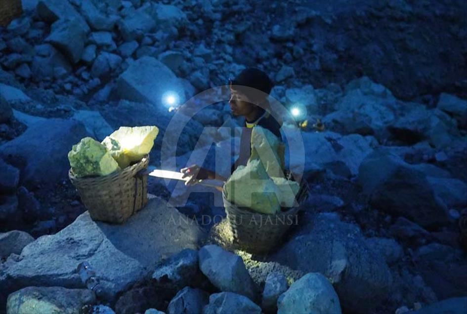 Turistas visitan el volcán Ijen en el amanecer para ver la lava azul en Indonesia