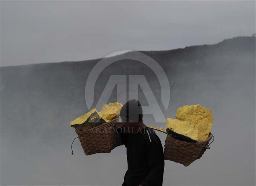 Turistas visitan el volcán Ijen en el amanecer para ver la lava azul en Indonesia