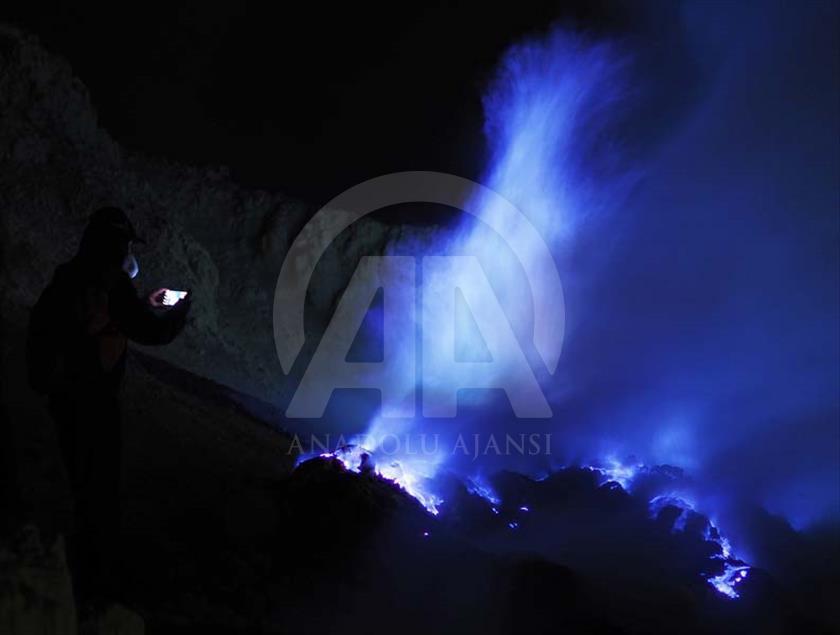 Turistas visitan el volcán Ijen en el amanecer para ver la lava azul en Indonesia