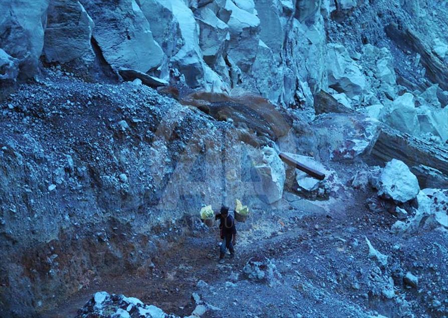 Turistas visitan el volcán Ijen en el amanecer para ver la lava azul en Indonesia