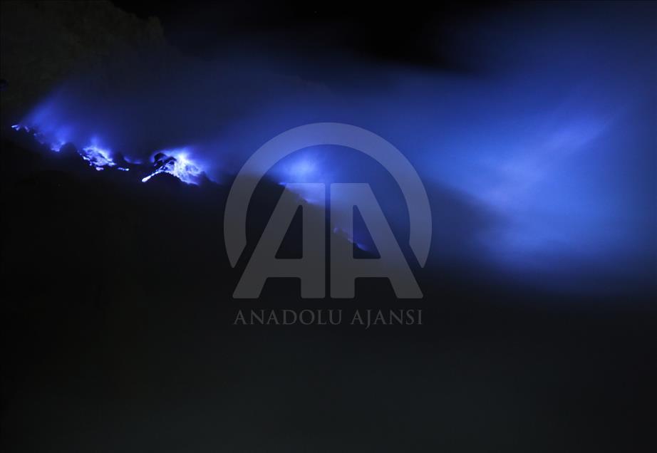 Para penambang belerang dan pengejar ‘blue fire’ di Kawah Ijen