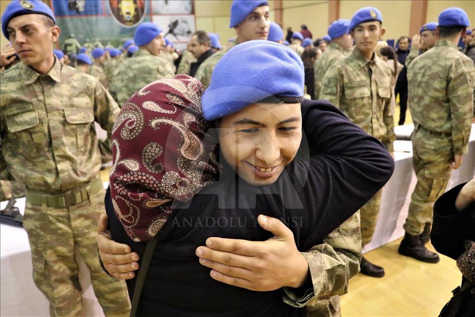 Uzman erbaşlar mavi bere taktı