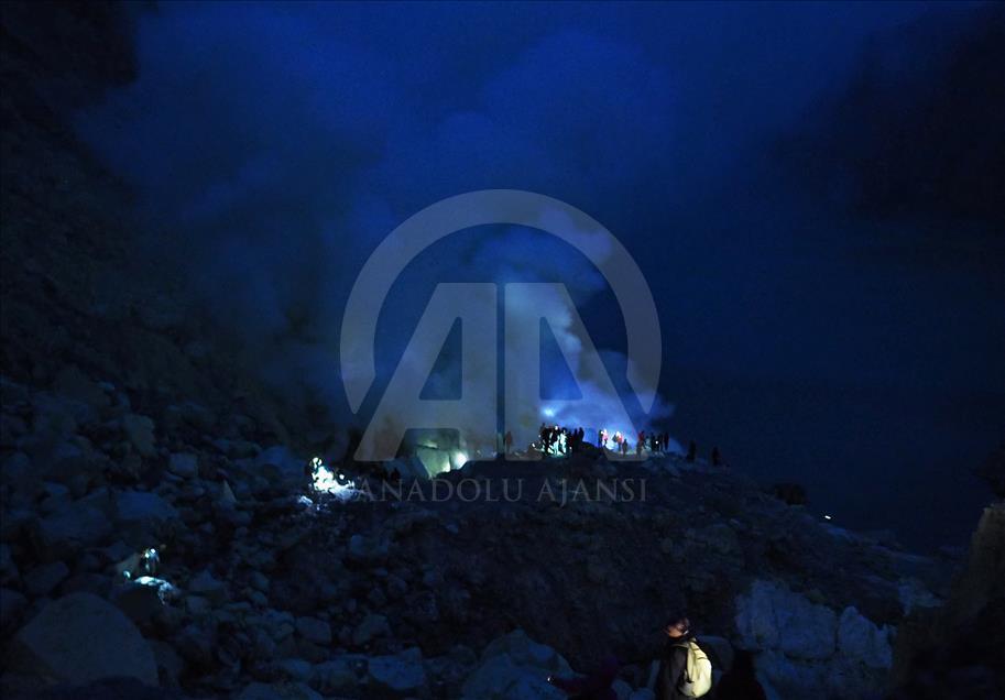 Para penambang belerang dan pengejar ‘blue fire’ di Kawah Ijen