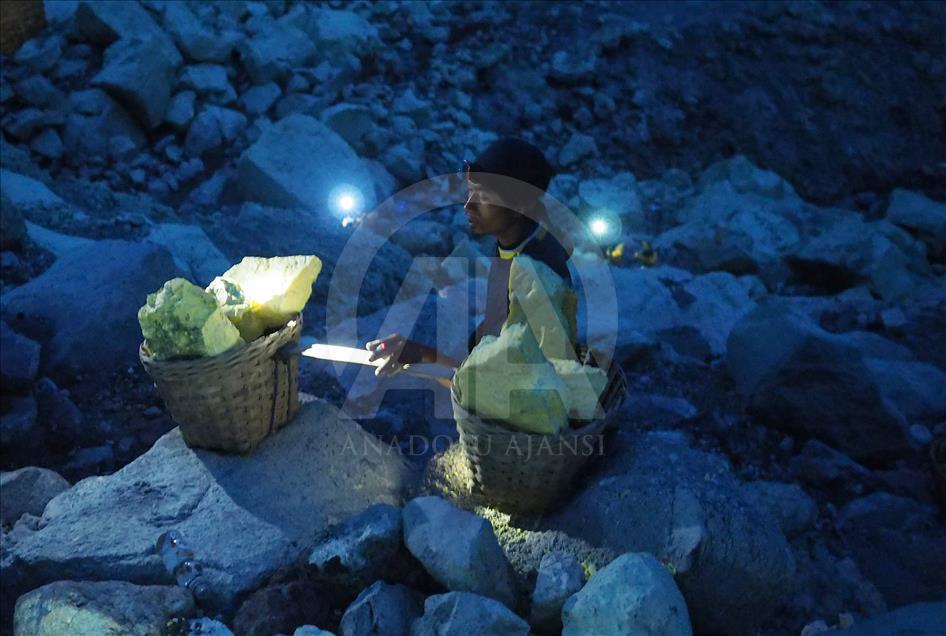 Para penambang belerang dan pengejar ‘blue fire’ di Kawah Ijen