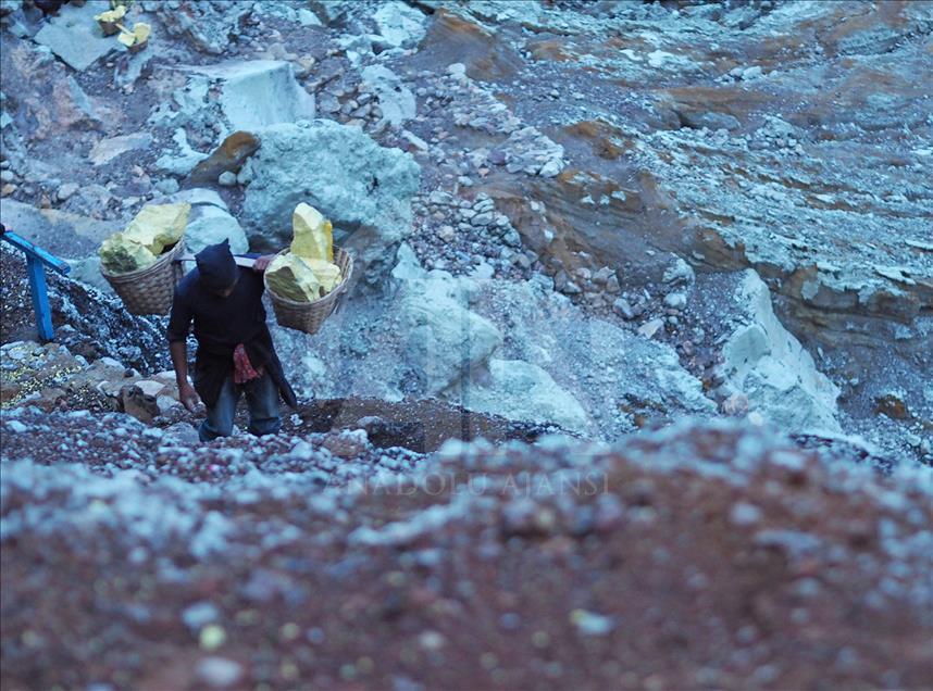 Para penambang belerang dan pengejar ‘blue fire’ di Kawah Ijen