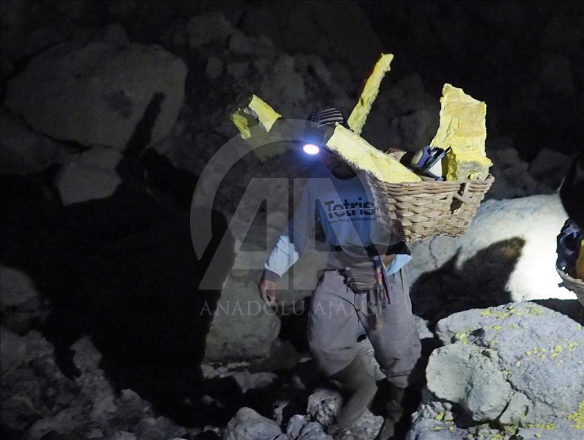 Para penambang belerang dan pengejar ‘blue fire’ di Kawah Ijen