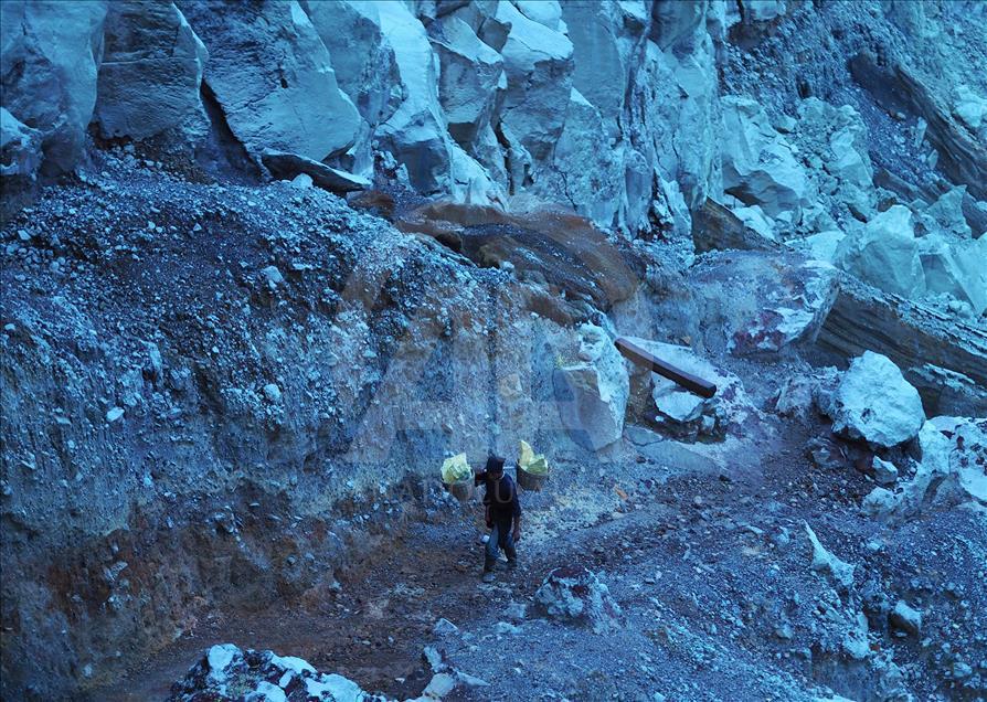 Para penambang belerang dan pengejar ‘blue fire’ di Kawah Ijen