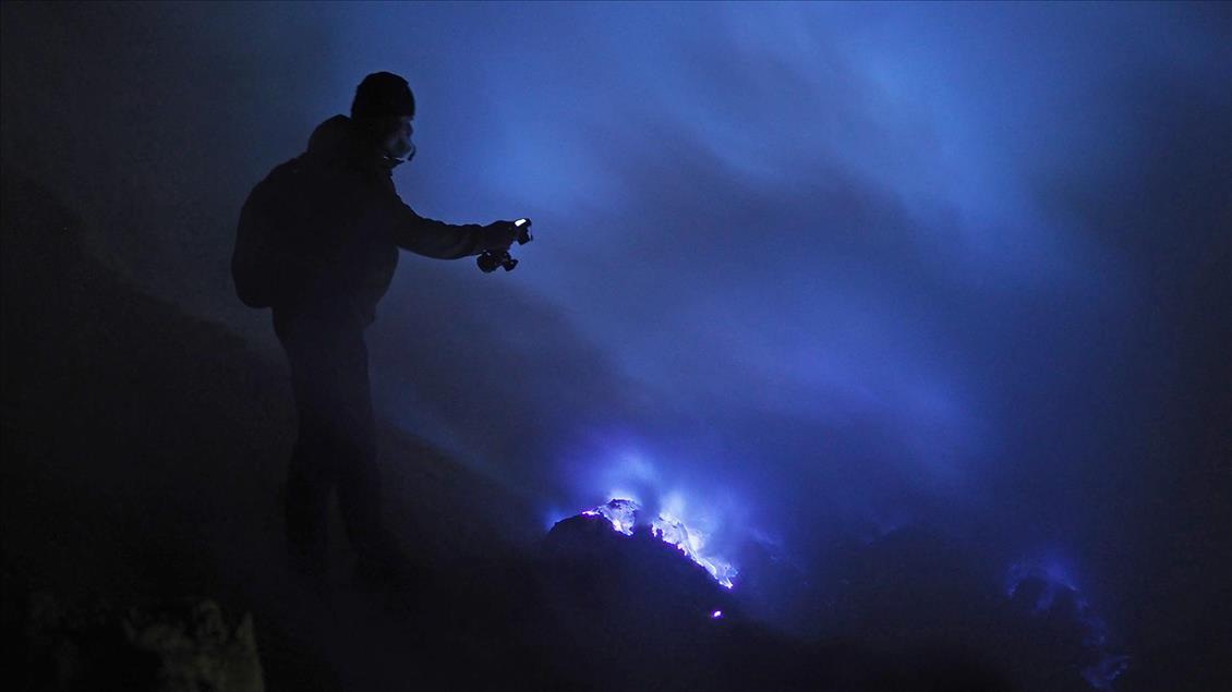 Para penambang belerang dan pengejar ‘blue fire’ di Kawah Ijen