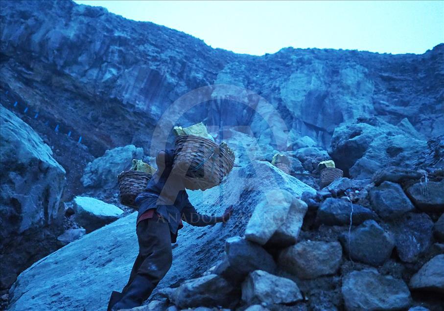 Para penambang belerang dan pengejar ‘blue fire’ di Kawah Ijen