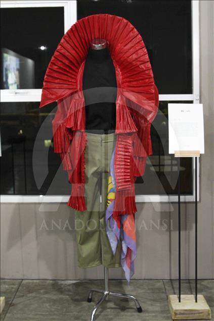 Bergaya high-fashion dengan baju bahan limbah