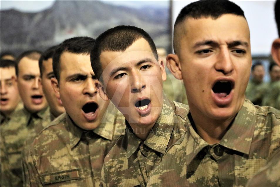 Uzman erbaşlar mavi bere taktı