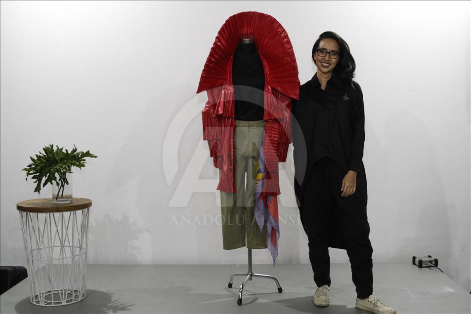 Bergaya high-fashion dengan baju bahan limbah