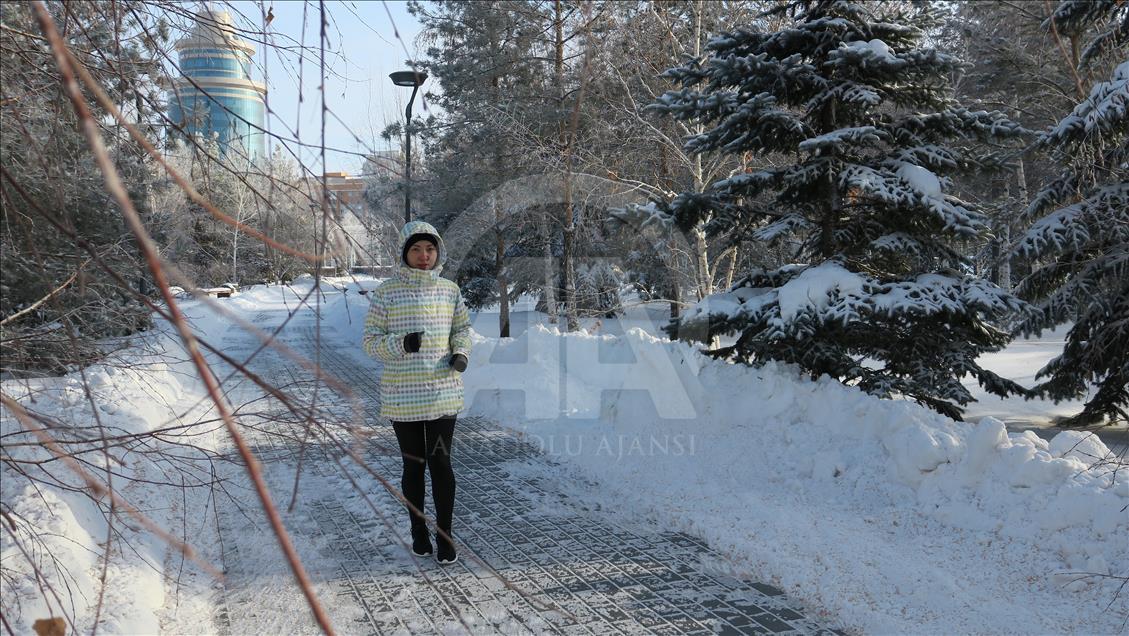 Жители Астаны занимаются спортом при минус 40