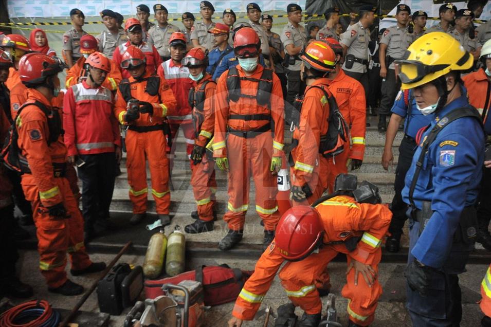 Ambruknya serambi atas gedung Bursa Efek Indonesia